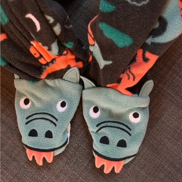 Three pairs of fleece footies from Carters. Size 18 months - Picture 6 of 6